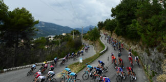 Il gruppo durante la prima tappa del Tour de France 2020