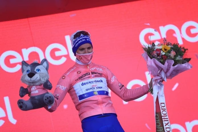 Almeida Maglia Rosa Giro Almeida in maglia rosa al Giro d'Italia