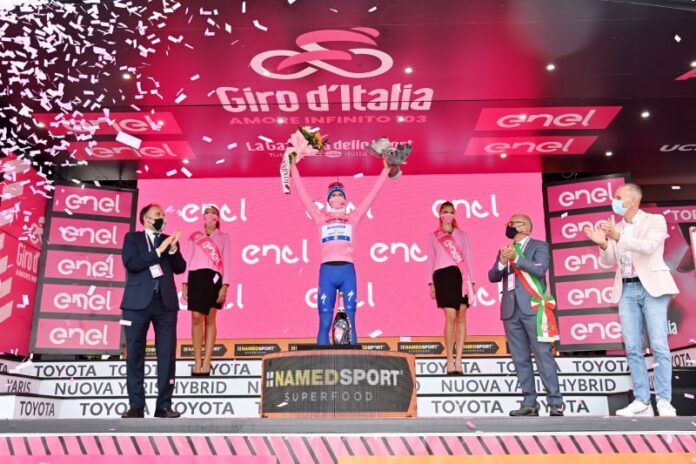 Joao Almeida sul podio delle premiazioni al Giro d'Italia