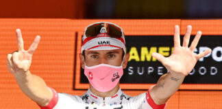 L'esultanza di Diego Ulissi sul podio della seconda tappa del Giro