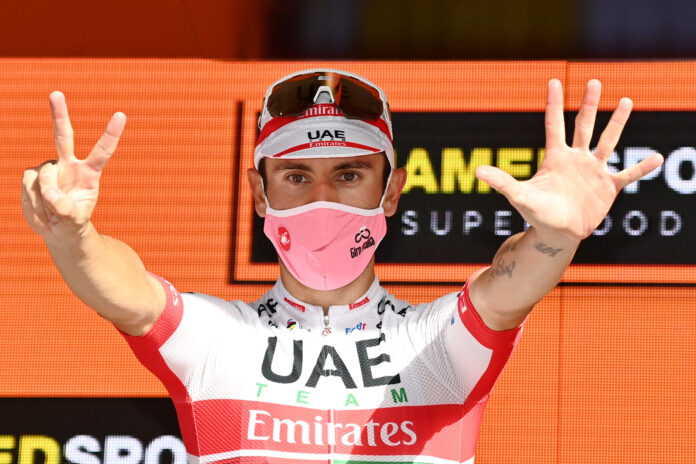 L'esultanza di Diego Ulissi sul podio della seconda tappa del Giro