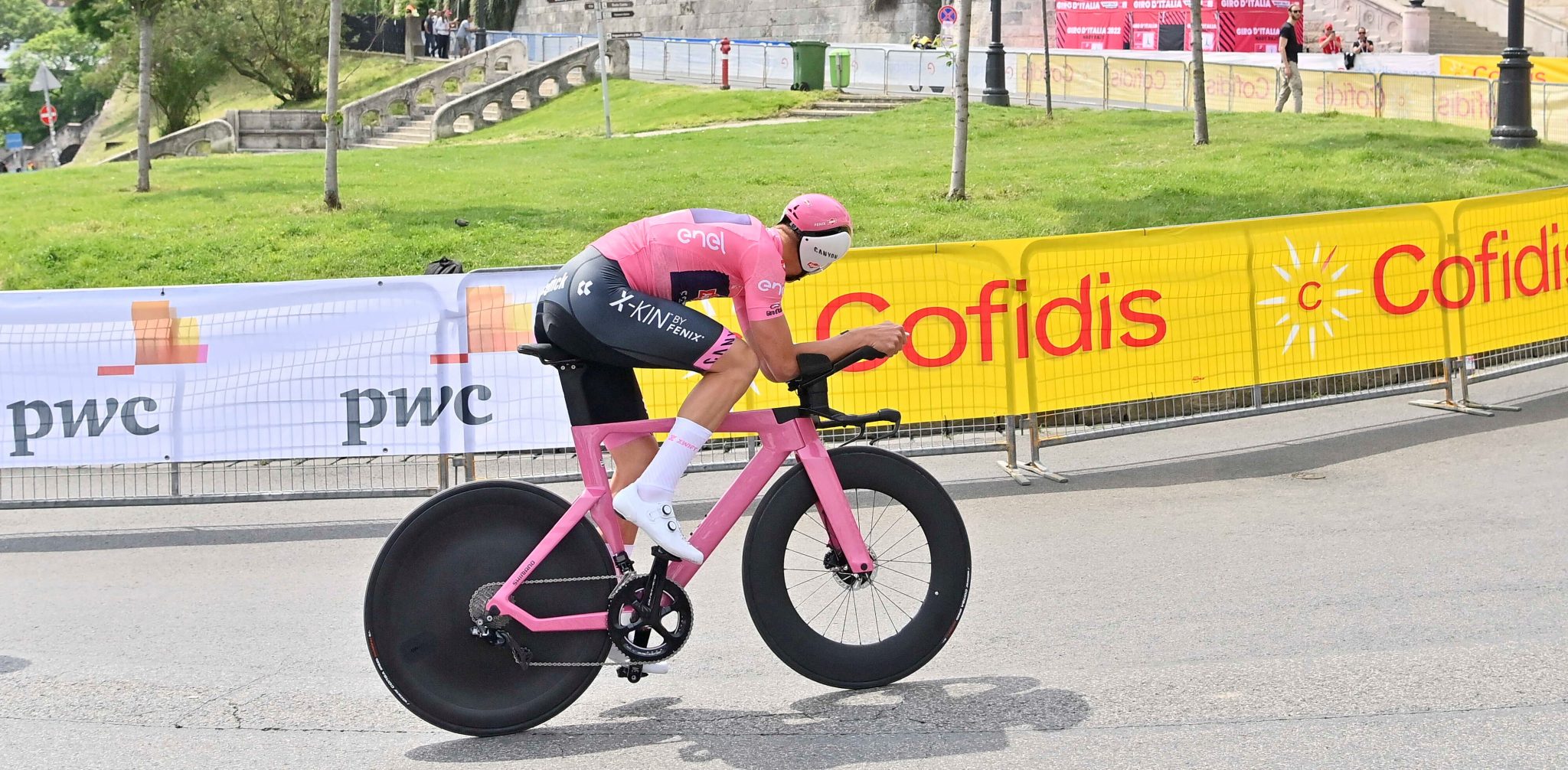 Straight Suffix income Giro d'Italia 2022: Van der Poel e il bolide Canyon Speedmax CFR TT tutto  rosa. La crono sta arrivando! (Foto)