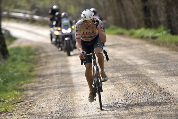 Tadej Pogacar attacca in solitaria alla Strade Bianche Pogacar