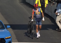 Ayuso, problemi alle costole dopo la caduta al GP Quebec: lo spagnolo correrà comunque il GP Montréal