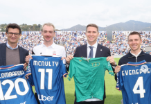 Guarda chi si vede a Como-Roma: Evenepoel e McNulty ospiti speciali al Sinigaglia con tanto di maglia celebrativa